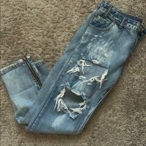 Women’s distressed jeans 👖